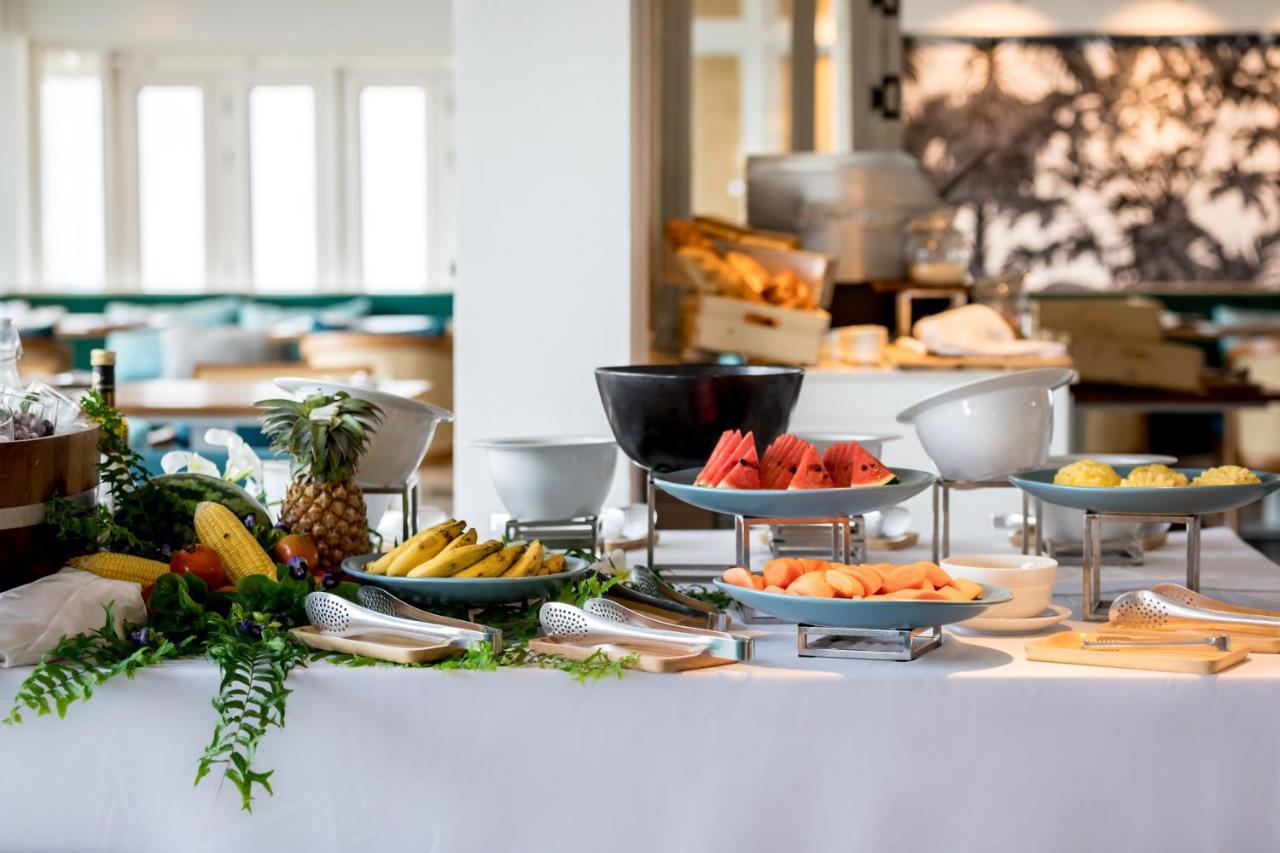 Outrigger Koh Samui Beach Resort - Sha Extra Plus Lamai Beach (Koh Samui) Exterior foto A buffet at a hotel