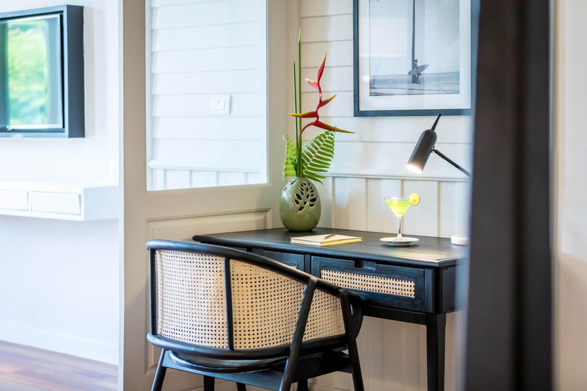 Outrigger Koh Samui Beach Resort - Sha Extra Plus Lamai Beach (Koh Samui) Quarto foto A desk with a chair
